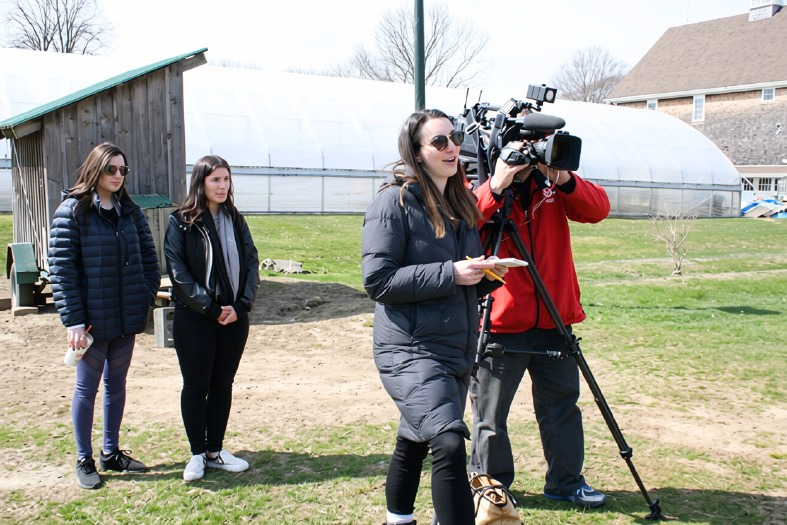 Kathleen Kiely ’13 shares field-reporting insights with RWU journalism students.