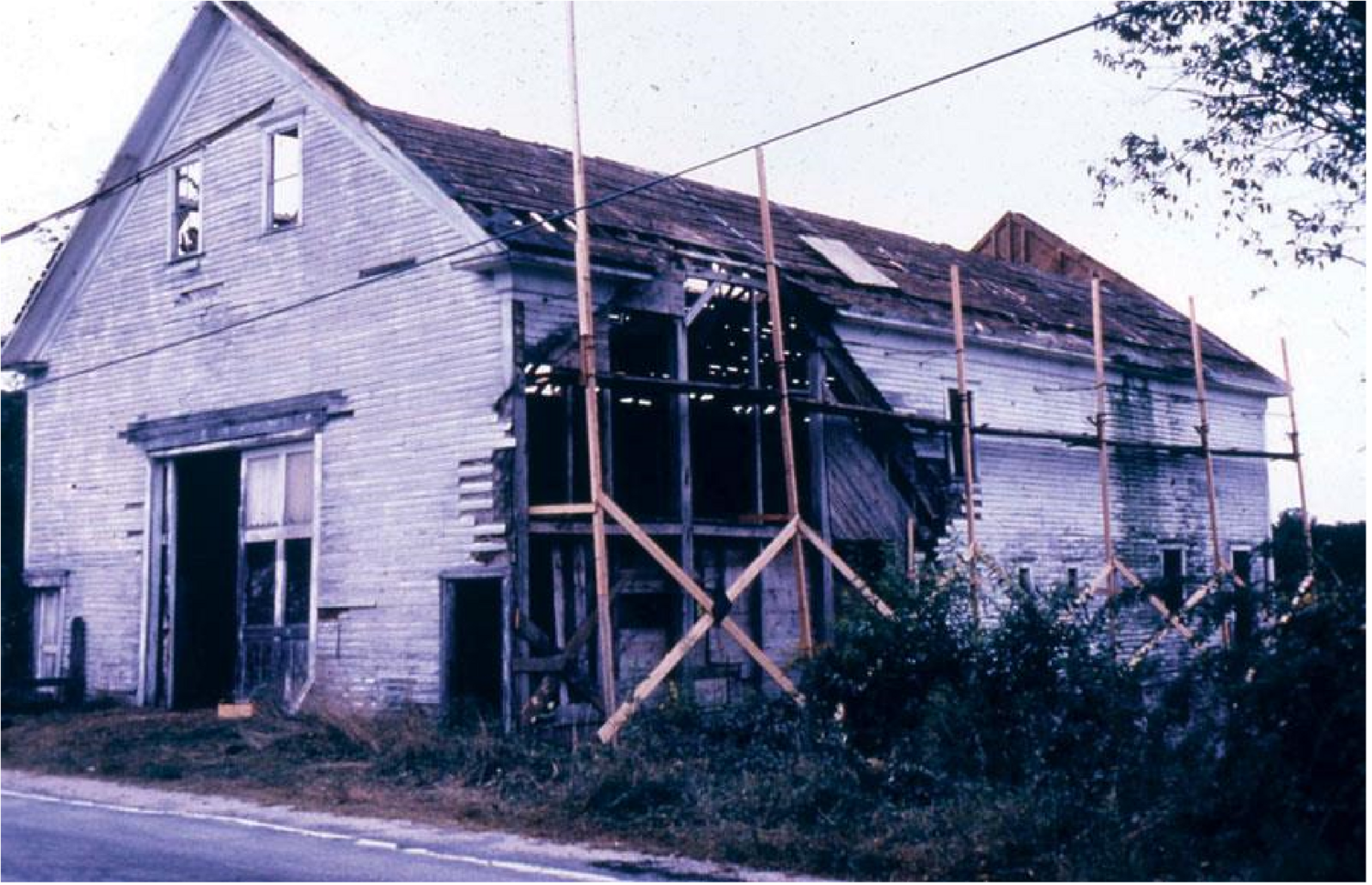 The right facing side of the barn