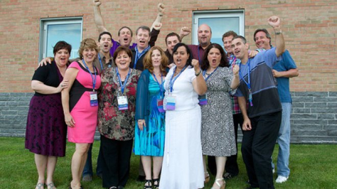 Alumni take a photo on campus