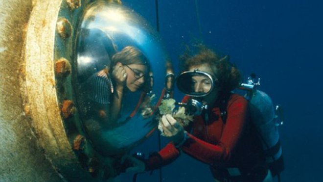 Oceanographer dives undersea