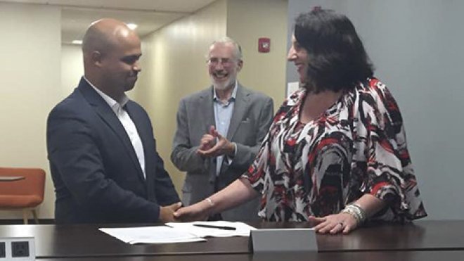 Two people shake hands in recognition of forming a new partnership.