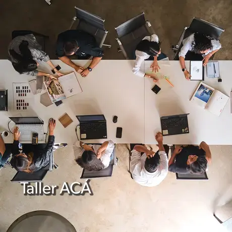 Taller ACÁ working at a table together