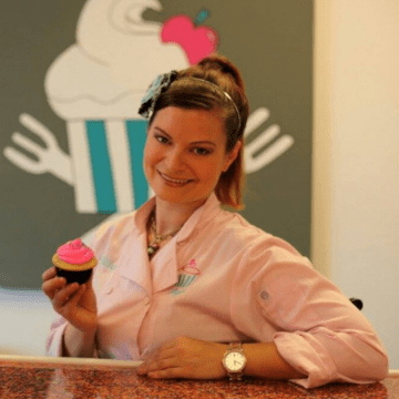 Jillian Hopke holds cupcake 