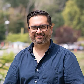 A headshot of Alejandro Leguizamo