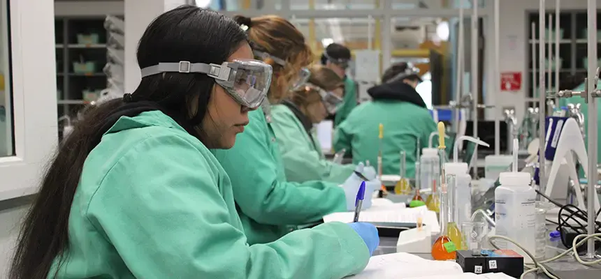 Students work in chemistry lab