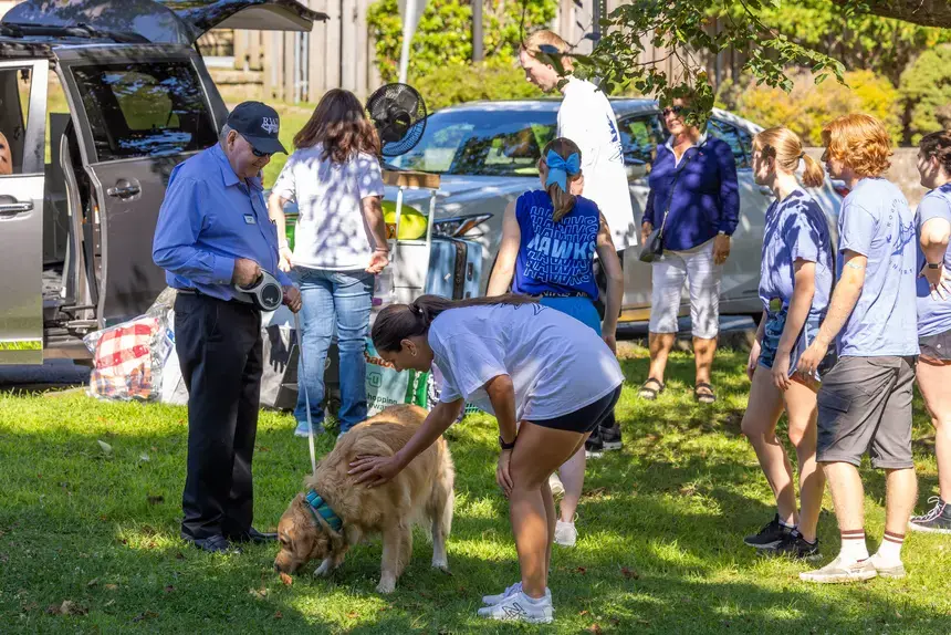 Students unloading van at Move In