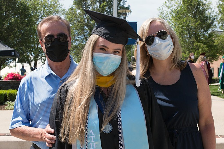 Image of a 2020 graduate with her parents 