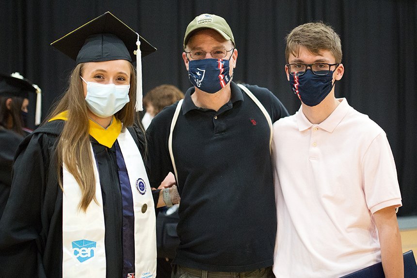 Image of a 2020 graduate posing with family 