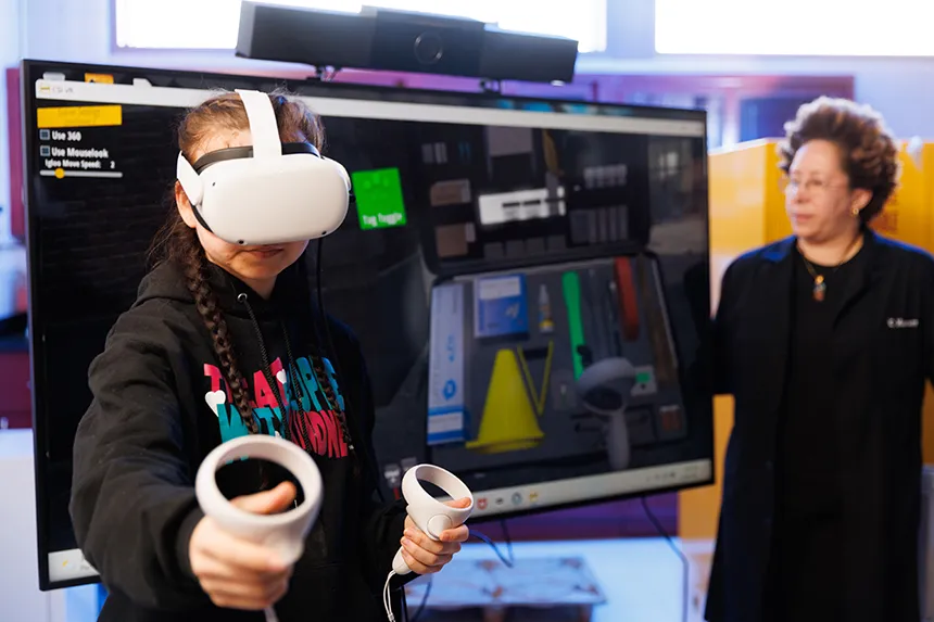 A student using a VR crime scene program in Professor Karla-Sue Marriott's class.
